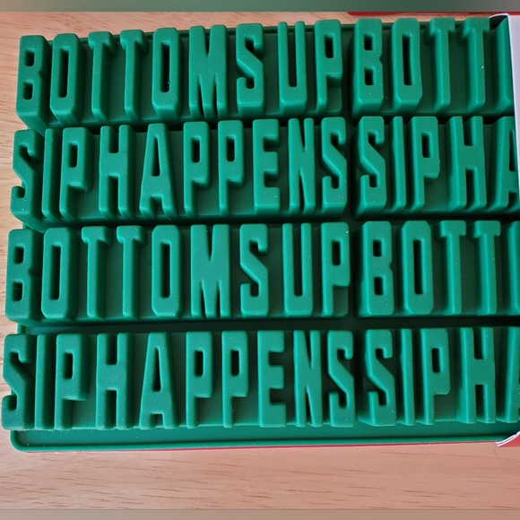 Christmas Set Of 2 Silicone Holiday Ice Cube Molds/Trays New - Picture 3 of 7